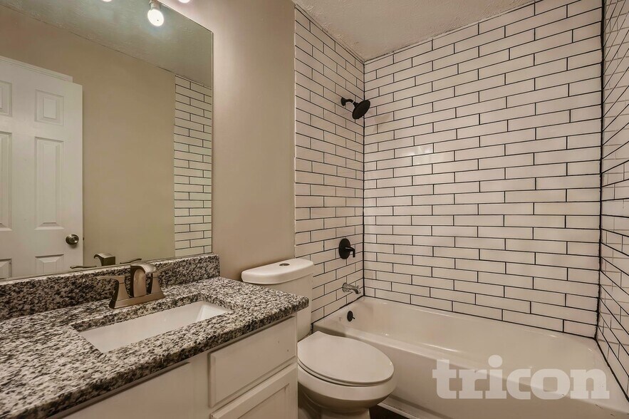 Building Photo - 985 Brookmont Dr S W