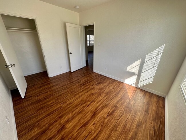 Building Photo - 2 Bed 1 Bath, Large Backyard!