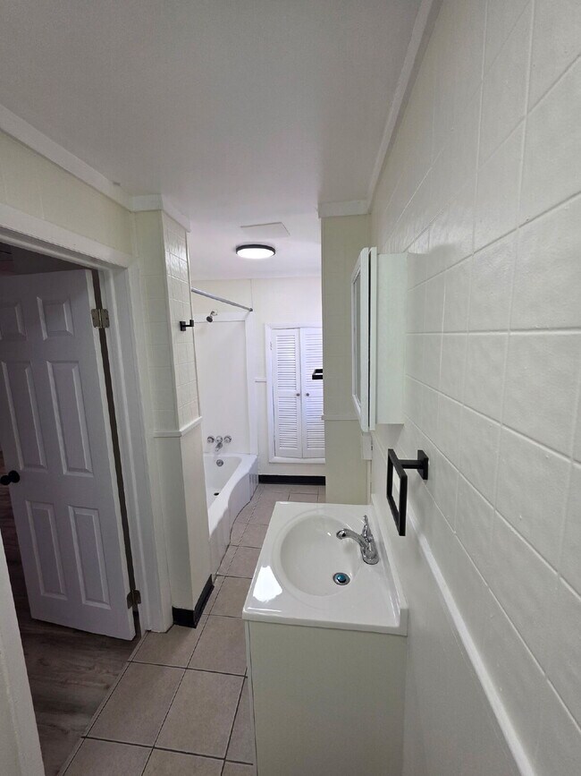 Building Photo - Beautiful 3 bedroom home located on Myrtle Hill Park!