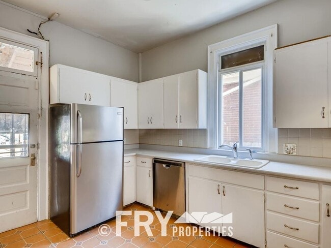 Building Photo - Short Term Lease Needed for Quaint Potter Highlands Home