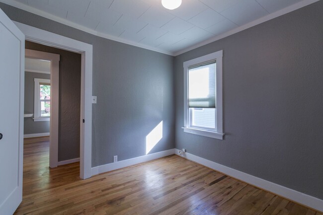 Building Photo - Beautiful 2 Bed 1 bathroom vintage home Do...