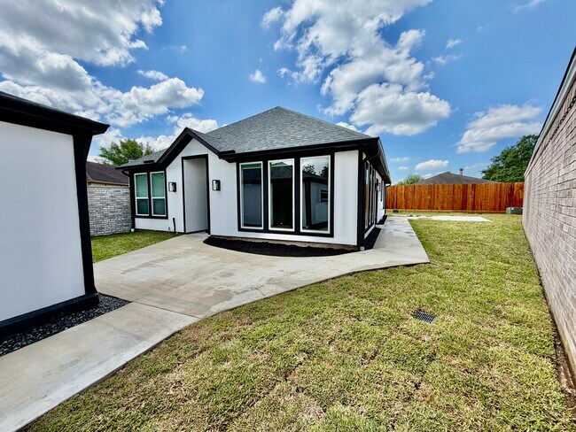 Building Photo - 16106 Archway Dr