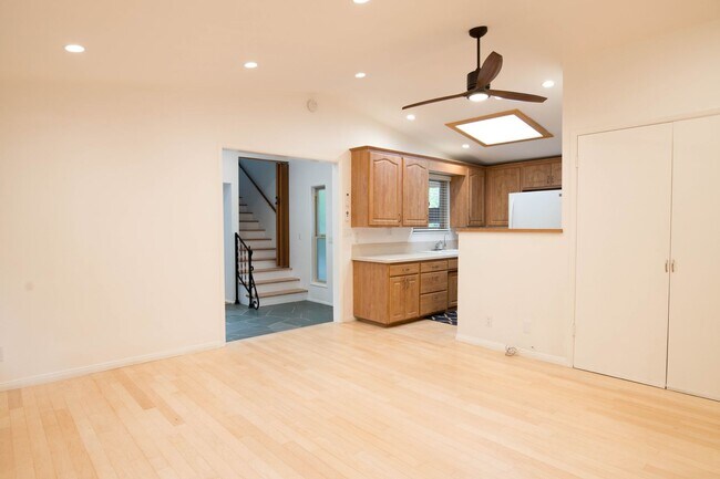 Building Photo - 3 Bedroom 2 Bathroom Home in Mission Canyon