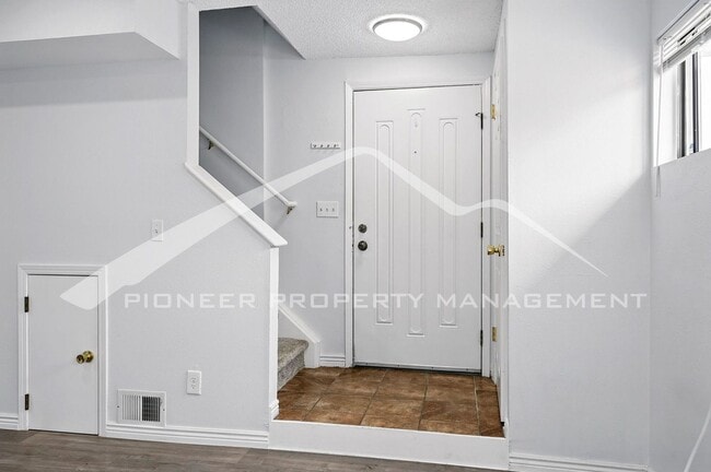Building Photo - Charming Condo with Washer/Dryer and Mount...