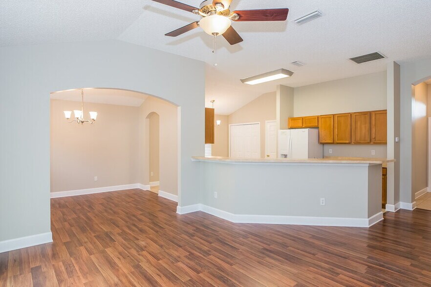 Building Photo - 1824 Creekview Dr
