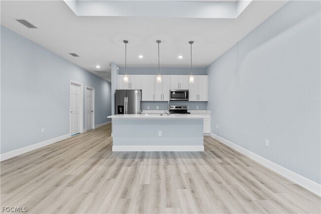 Building Photo - 1601 E 7th St