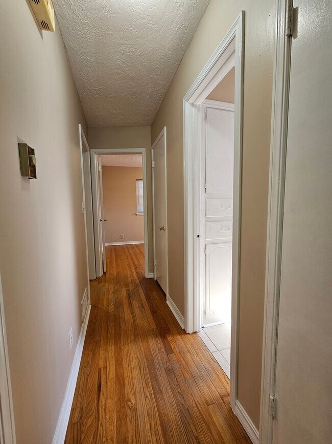 Building Photo - (3) Bed/(1.5) Bath in Core Norman Avail No...