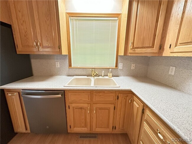 Building Photo - 16421 Chinook Dr