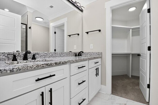 Building Photo - Beautiful 3BD/2.5BA Single Family Home in Reid Park!