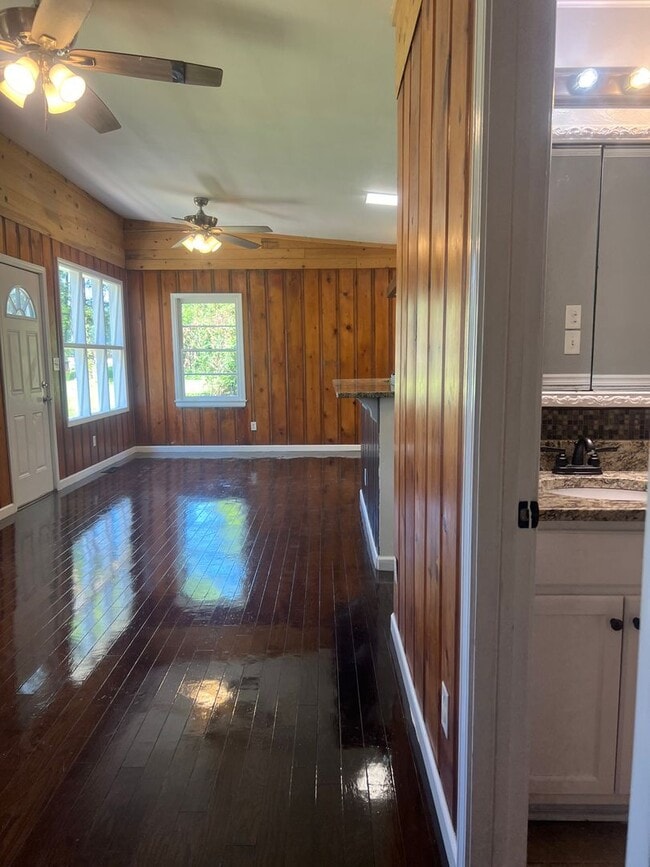 Building Photo - "Lake House Vibes"