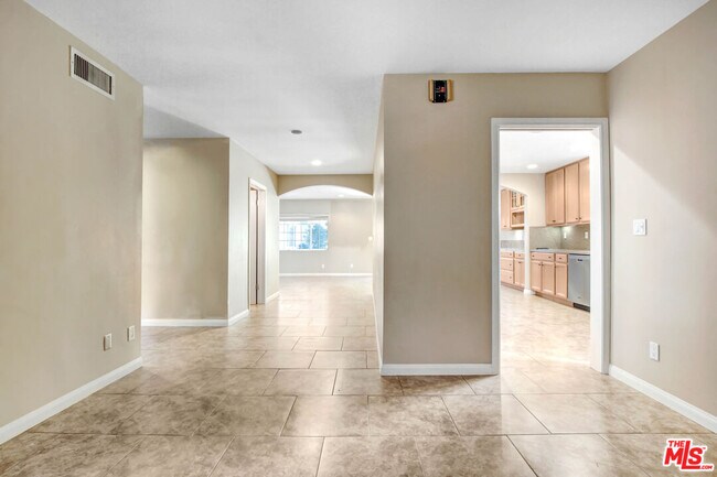 Building Photo - 2623 S Beverly Dr