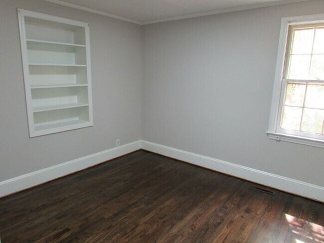 Building Photo - Freshly Updated 3 Bedroom Home