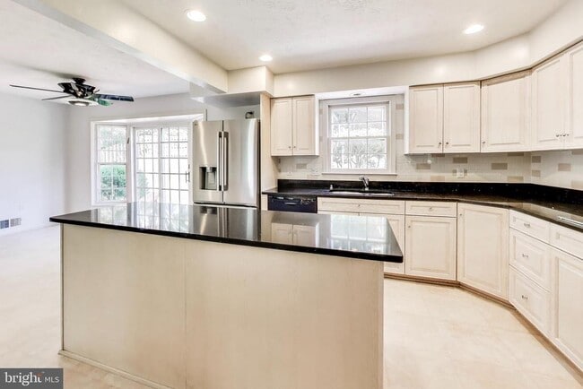 Building Photo - 1718 Crestview Dr