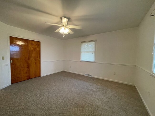 Building Photo - Three Bedroom Home in Richland