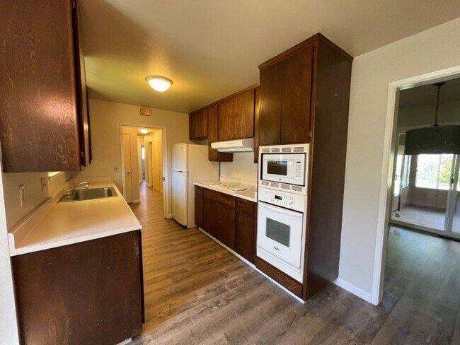 Building Photo - Desired Greenhaven 4 Bedroom