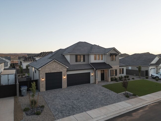Building Photo - 6 bed / 4 bath / 3 car garage custom home in Pecan Valley