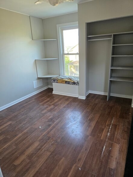 Bed 2 - 105 Broad St