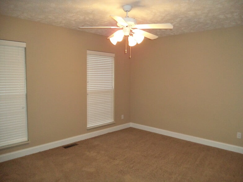 Building Photo - 112 Rouen Ct