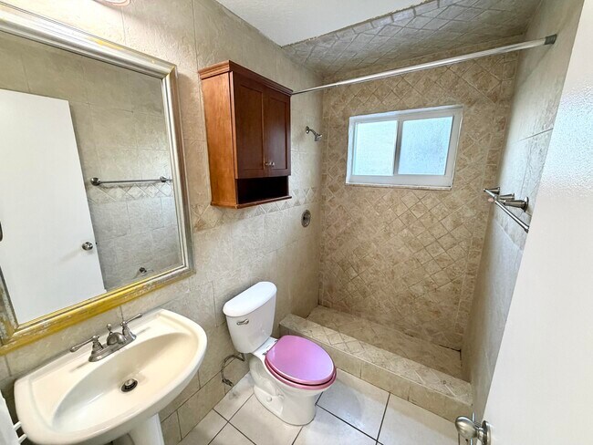 Building Photo - 711 NE 14 St