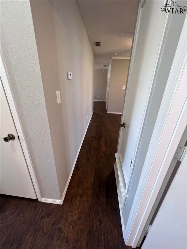 Building Photo - 5110 Jamaica Dr