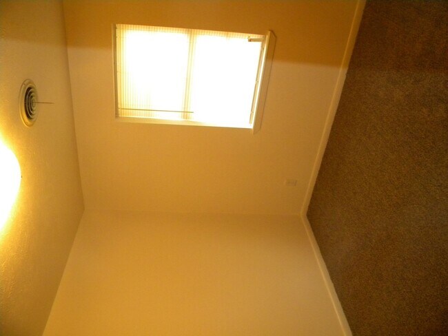 Building Photo - Spacious Home in City View!