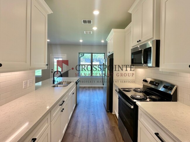 Building Photo - 2408 Henshaw Crk Dr