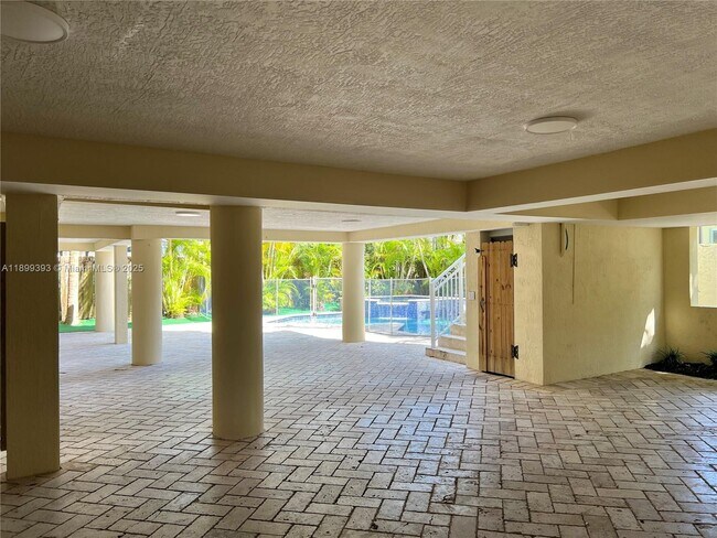 Building Photo - 573 Satinwood Dr