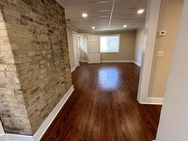 Building Photo - $1795 – 3 BA, 1 BA Lower Flat with Central Air - Close to UWM - 2500 N Bartlett