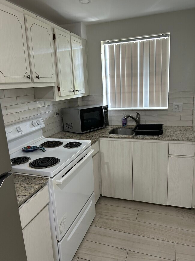 Building Photo - 501 Blue Heron Dr