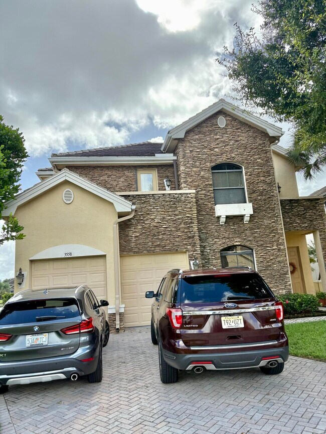 Building Photo - 3558 Collonade Dr