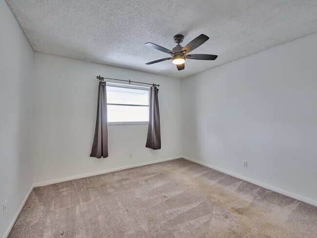 Building Photo - 227 Castlewood Dr