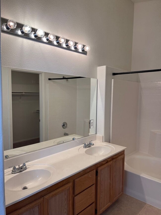 Building Photo - Single Story - 2 bedroom (Gated)