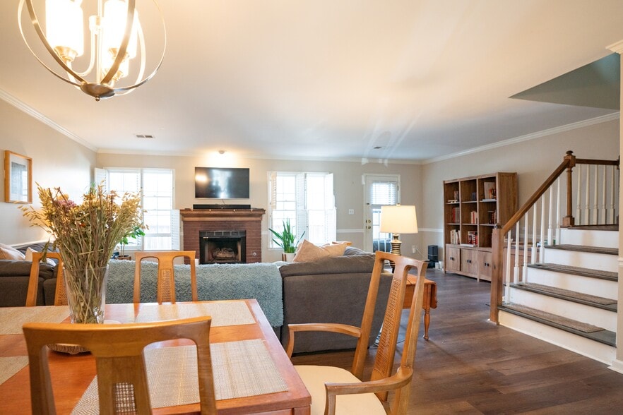 Family/Dining Room - 553 Salem Woods Dr SE