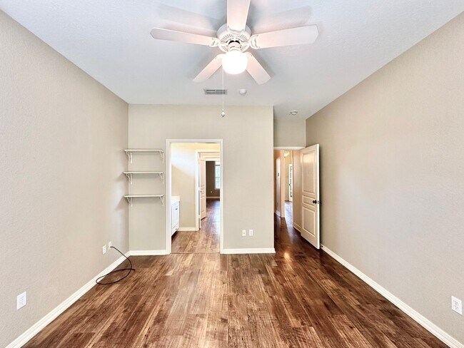 Building Photo - Tour Today! Show Stopping Home in Flint!