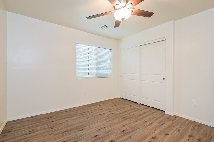 Building Photo - 933 W Calle Arroyo Norte