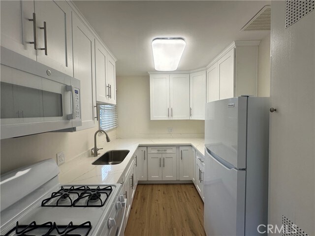 Building Photo - 1808 Oakwood Ave