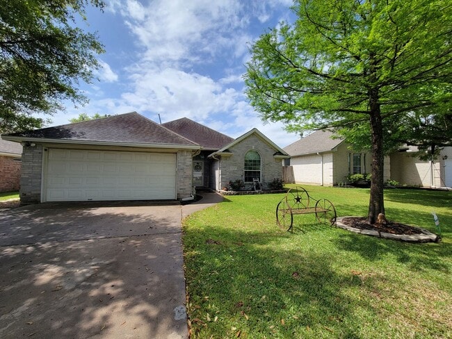 Building Photo - College Station -3 bedroom / 2 bath / 2 car garage / fenced in back yard. IN EDELWEISS GARTENS