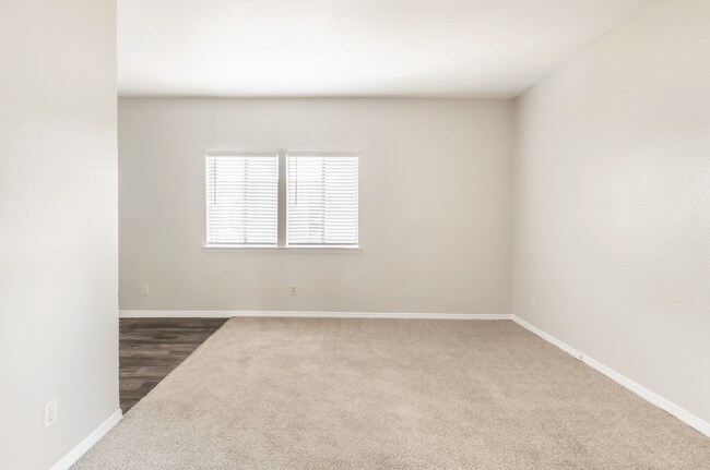 Building Photo - Oaks at Spring Valley
