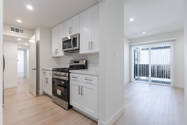Building Photo - ? Spacious 2 Bed, 2 Bath in Prime Glendale...