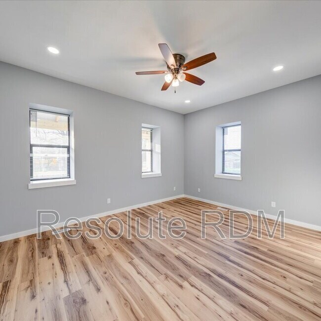 Building Photo - 804 N Locke St