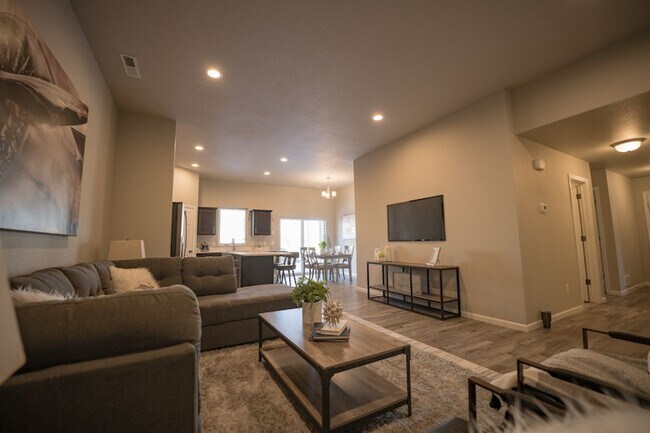 Building Photo - One-Level Carefree Living in a quiet and i...