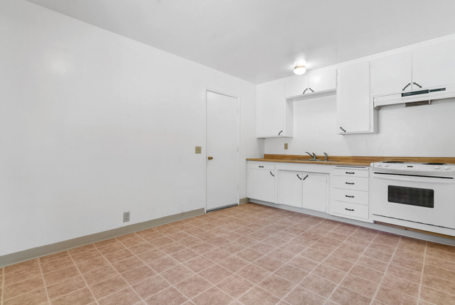 Kitchen - 301 Canham Rd