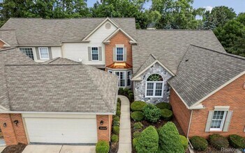 Building Photo - 39494 Village Run Dr
