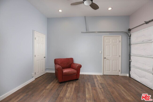 Building Photo - 752 N Las Palmas Ave