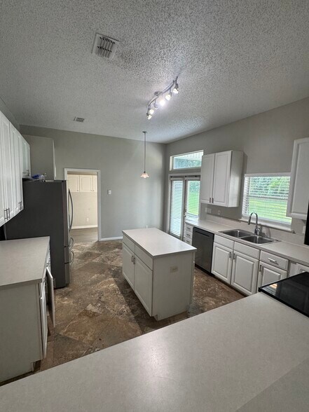 Building Photo - 12033 Walkers Glen Ln N