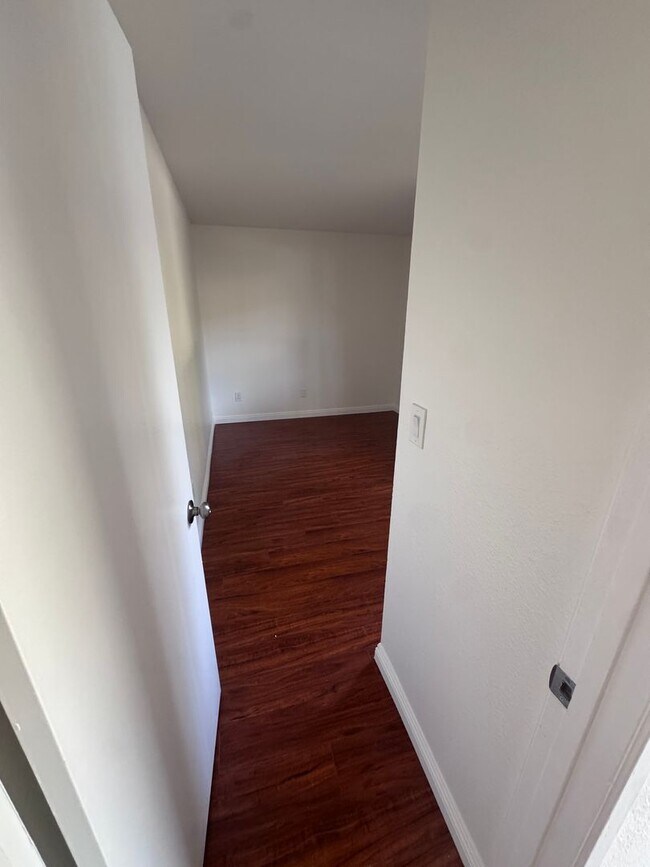 Building Photo - 4 bed townhouse central  Clairemont