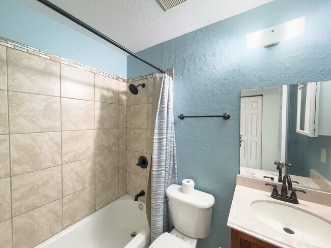Building Photo - 3 Bed | 2 Bath | 1,200 Sq Ft Single-Family Home  RENT NOW WITH ZERO DEPOSIT on a 12-month lease!