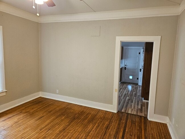 Building Photo - 418 Newport Ave
