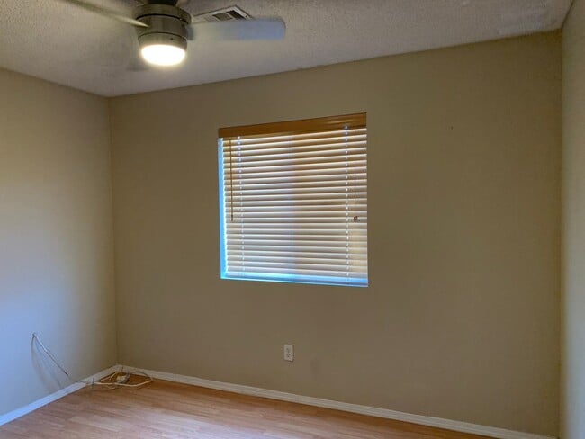 Building Photo - 3 BEDROOM HOME!