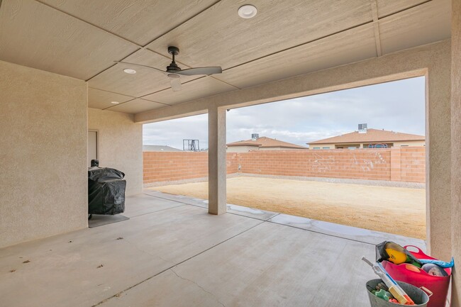 Building Photo - Modern 4 Bed 3 Bath - Pets Allowed!